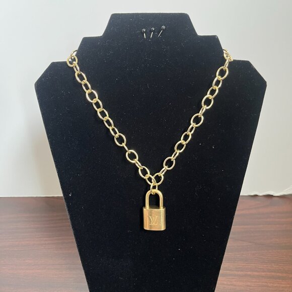 Louis Vuitton Lock & Key 308 with Unbranded Gold Plated Chain Necklace - Picture 6 of 6